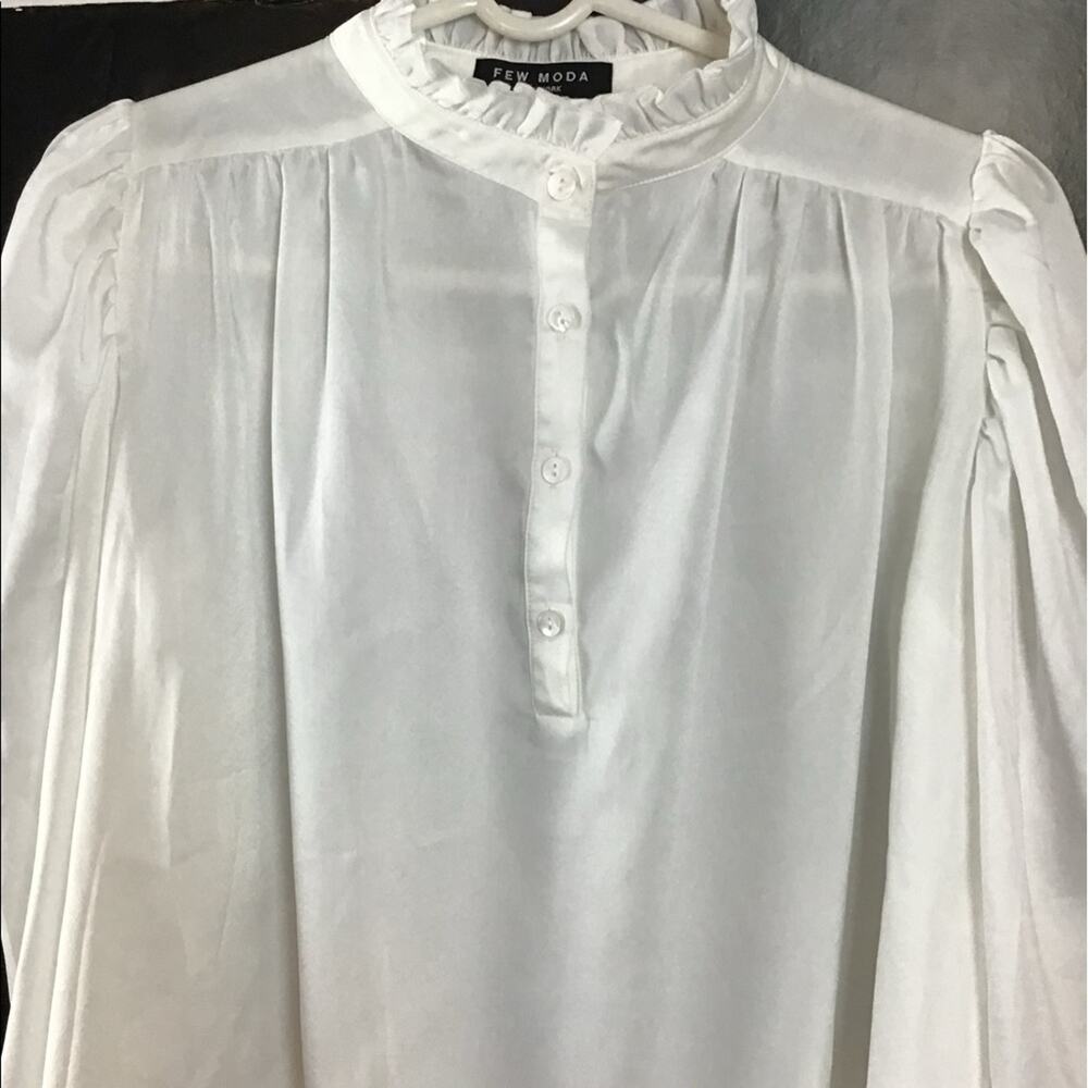 Few Moda‎ white satin ruffle neck blouse small